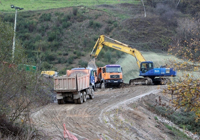 Adif expropia más fincas para fijar la ladera en Lena que se mueve junto a la variante de Pajares